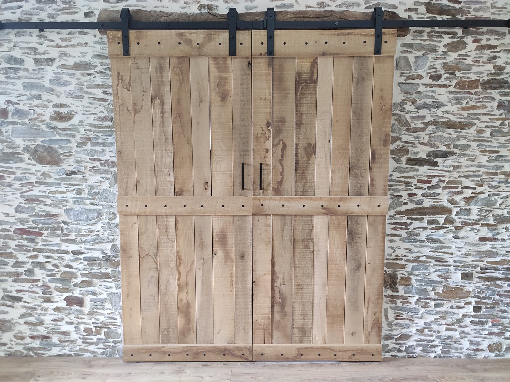 Portes coulissantes en bois de volige chêne et ferrure métal