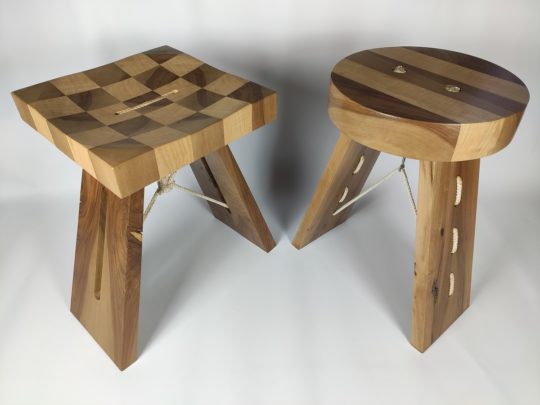 Tabouret damier frêne et noyer massif, dessus incurvé pour assise confortable