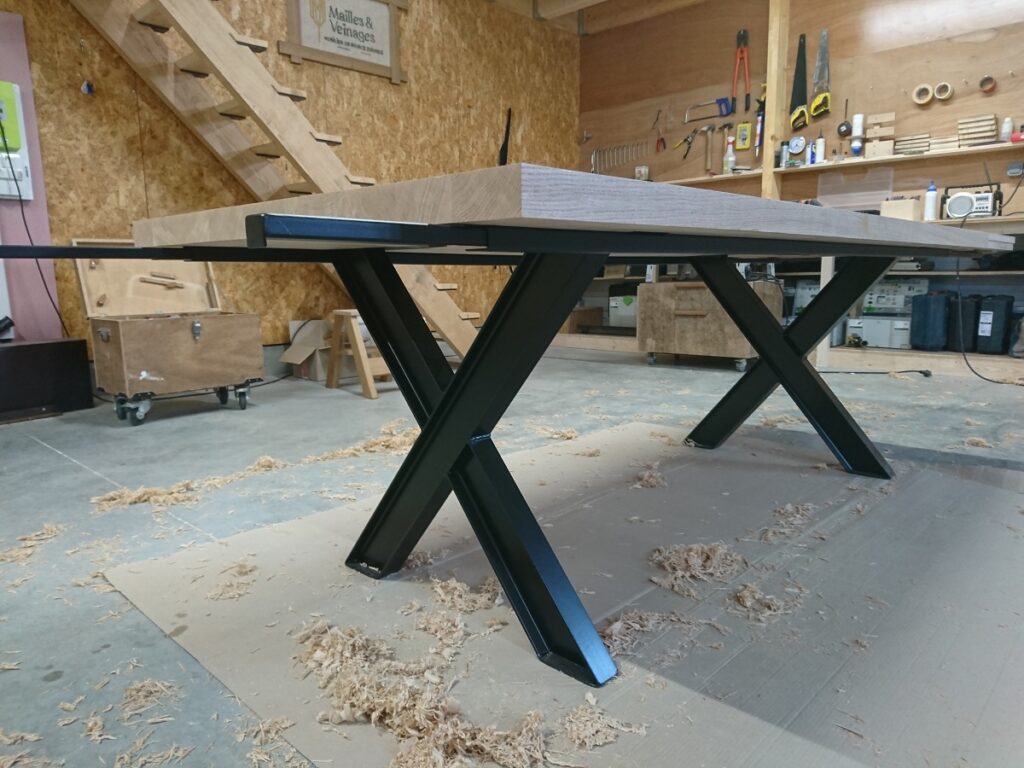 Table a manger bois chêne massif et métal avec soudure. finition vernis hydro