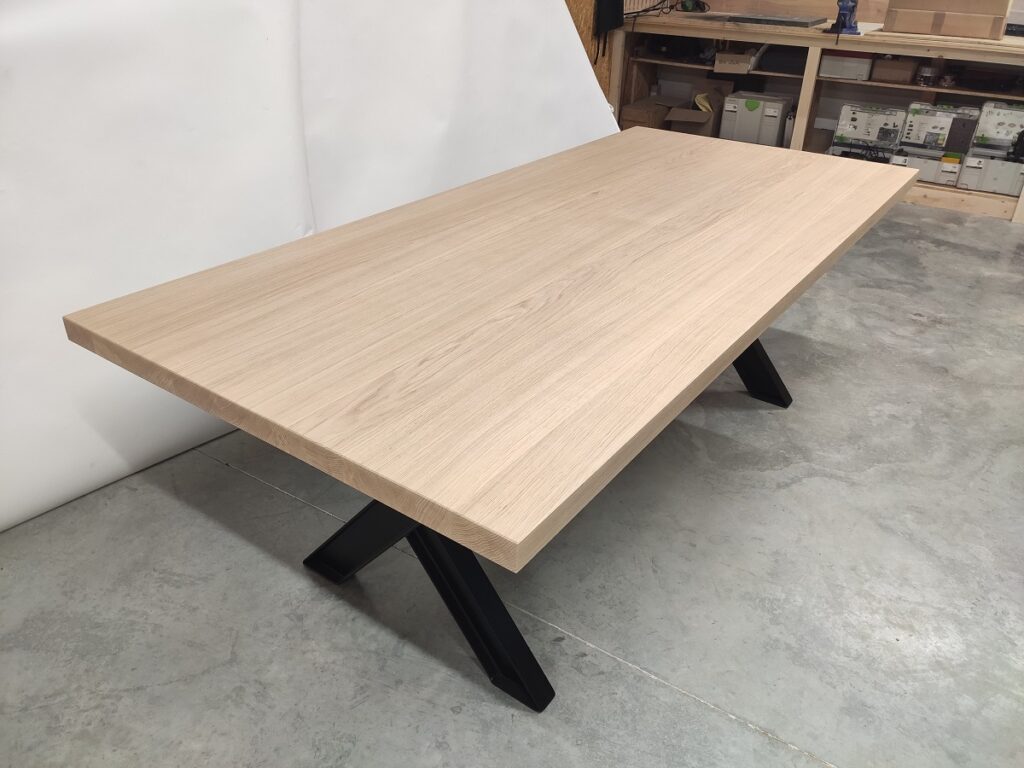 Table a manger bois chêne massif et métal avec soudure. finition vernis hydro