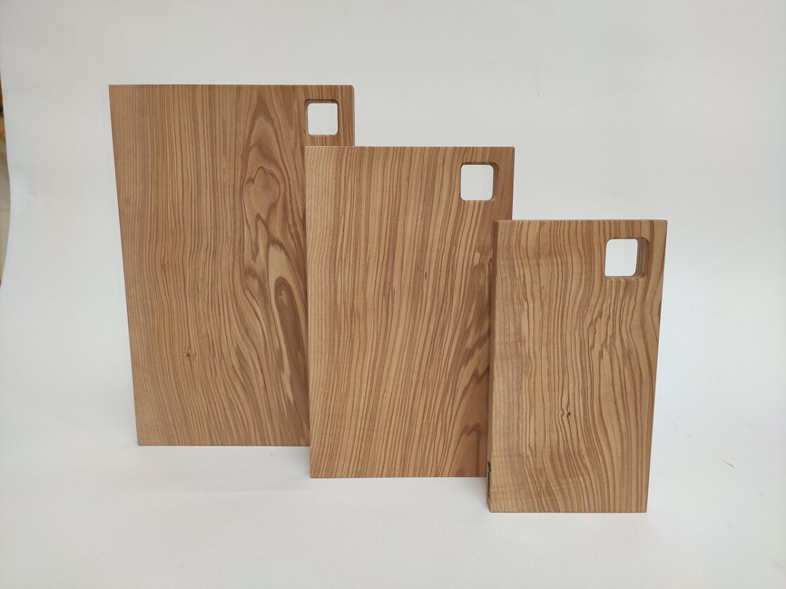 Planche a decouper en bois massif frene objet deco maison et cadeau a offrir