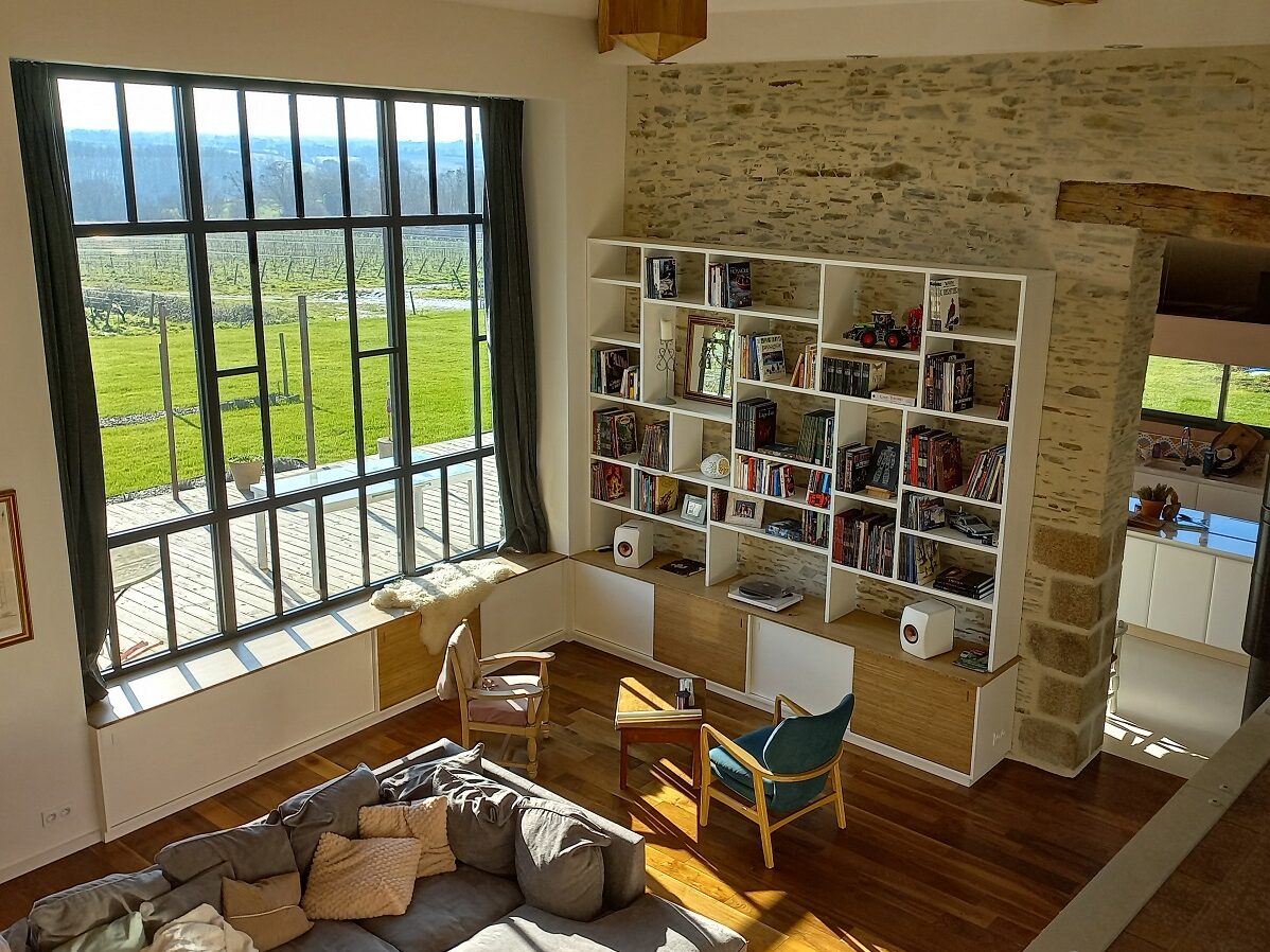 Bibliotheque laque blanc et facade bois, porte coulissante niche ouverte de rangement