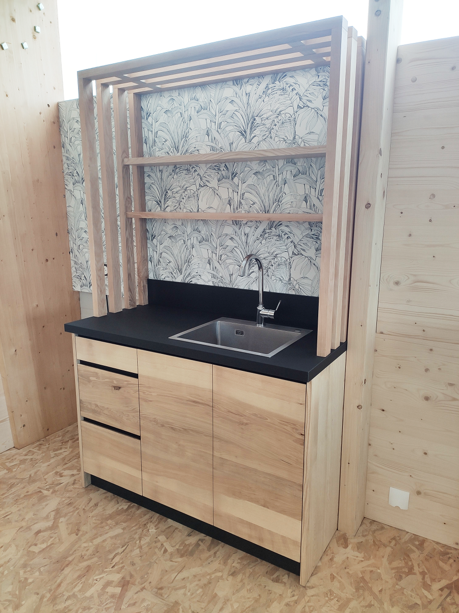 Cuisine meuble kitchenette en frene olivier massif et plan de travail noir habillage type claustra