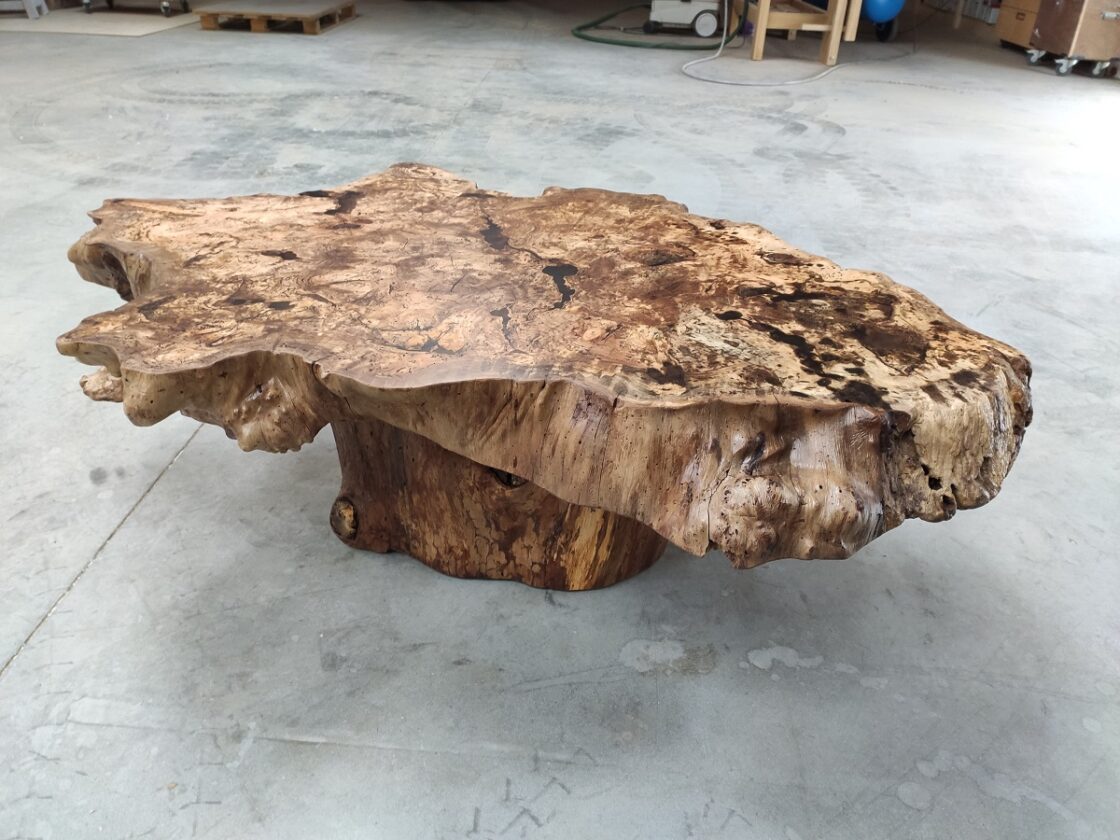 table massif plateau orme galeux avec noeud et resine epoxy et pied central en chene massif original