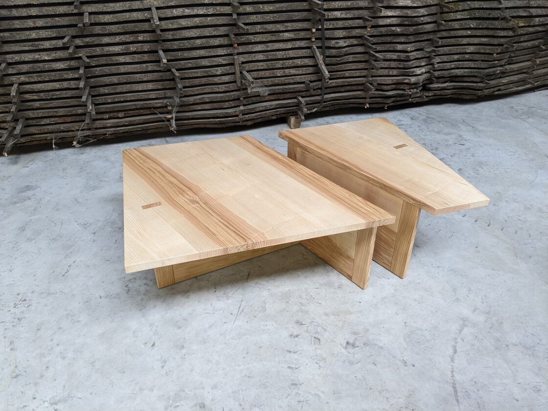 Table basse modulable est en bois de frêne olivier massif. Elle peux être déclinée en position différentes suivant les envies et la disposition de la pièce.