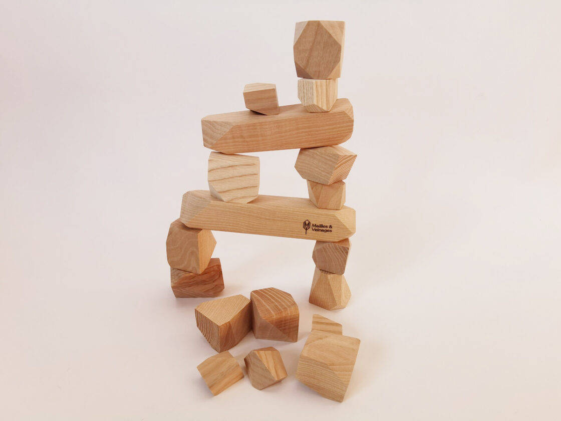 Ce jeu se compose de 18 pierres en bois de frêne, aux formes et aux découpes différentes. Le but est de fabriquer la tour la plus haute possible