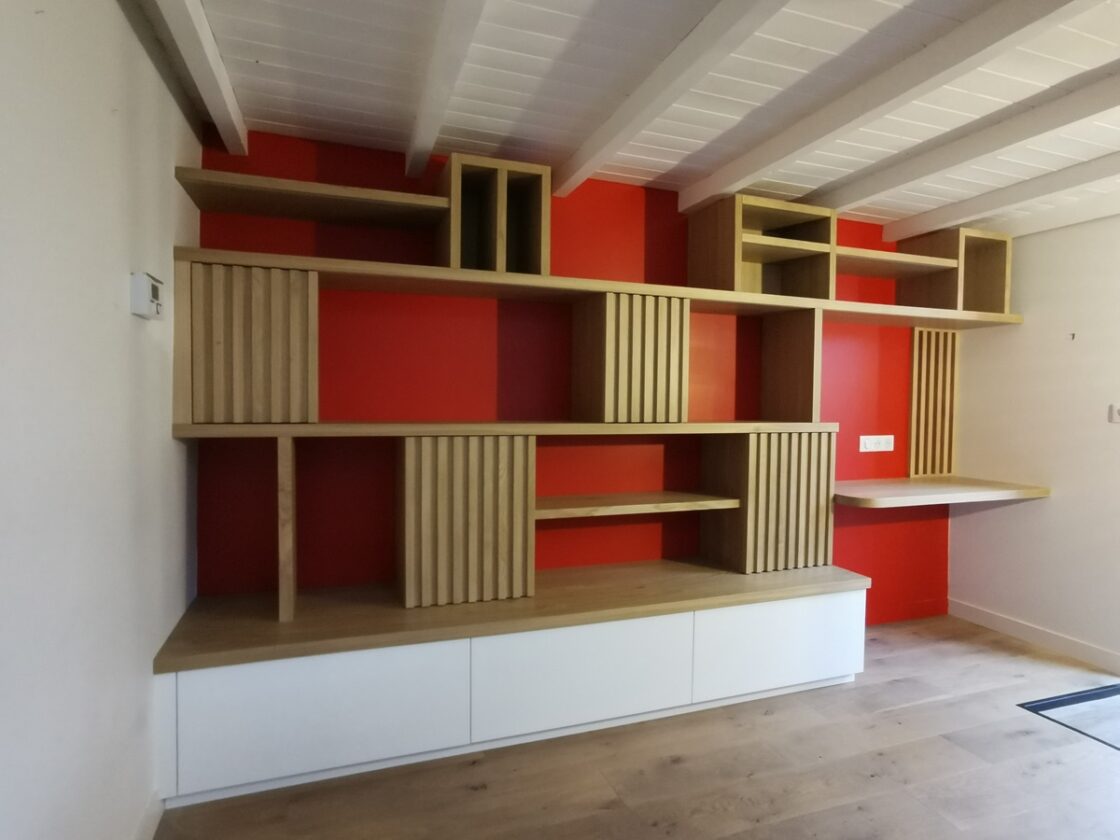 Bibliothèque en chene massif et panneaux MDF laque blanc avec eclairage bande led sous tablette et niche avec porte claustra.