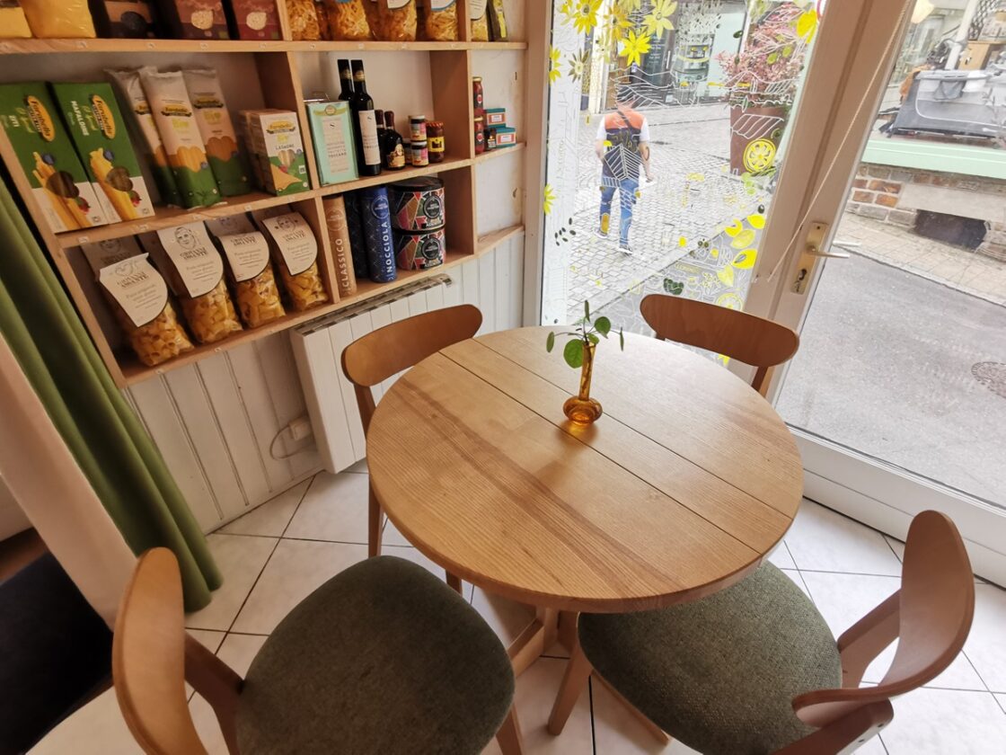 agencement et rangement de bouteilles de vin et épicerie dans le restaurant Olio e buro à Clisson