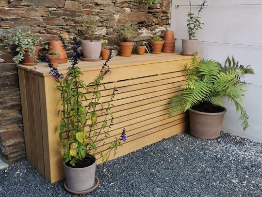 Jardiniere en bois exterieur decoration plante dans entree maison permettant de cacher pompe a chaleur et goutiere