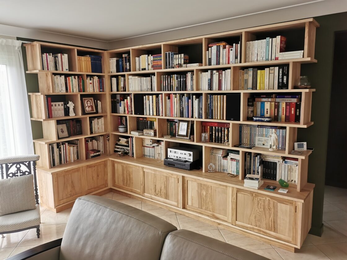 Bibliotheque en bois de frene olivier massif vernis mat avec portes coulissantes et rangements niches etageres de differentes hauteurs