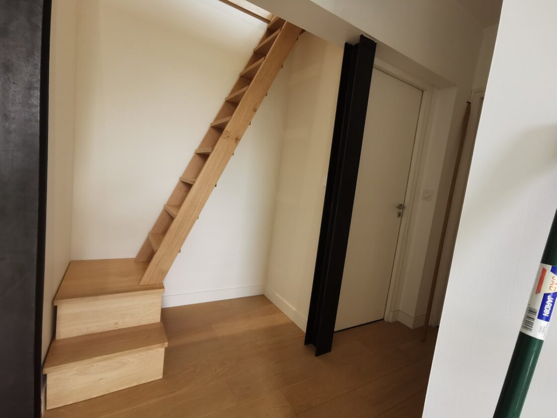 escalier avec palier en chene pour accès grenier reamenage avec trappe de grenier