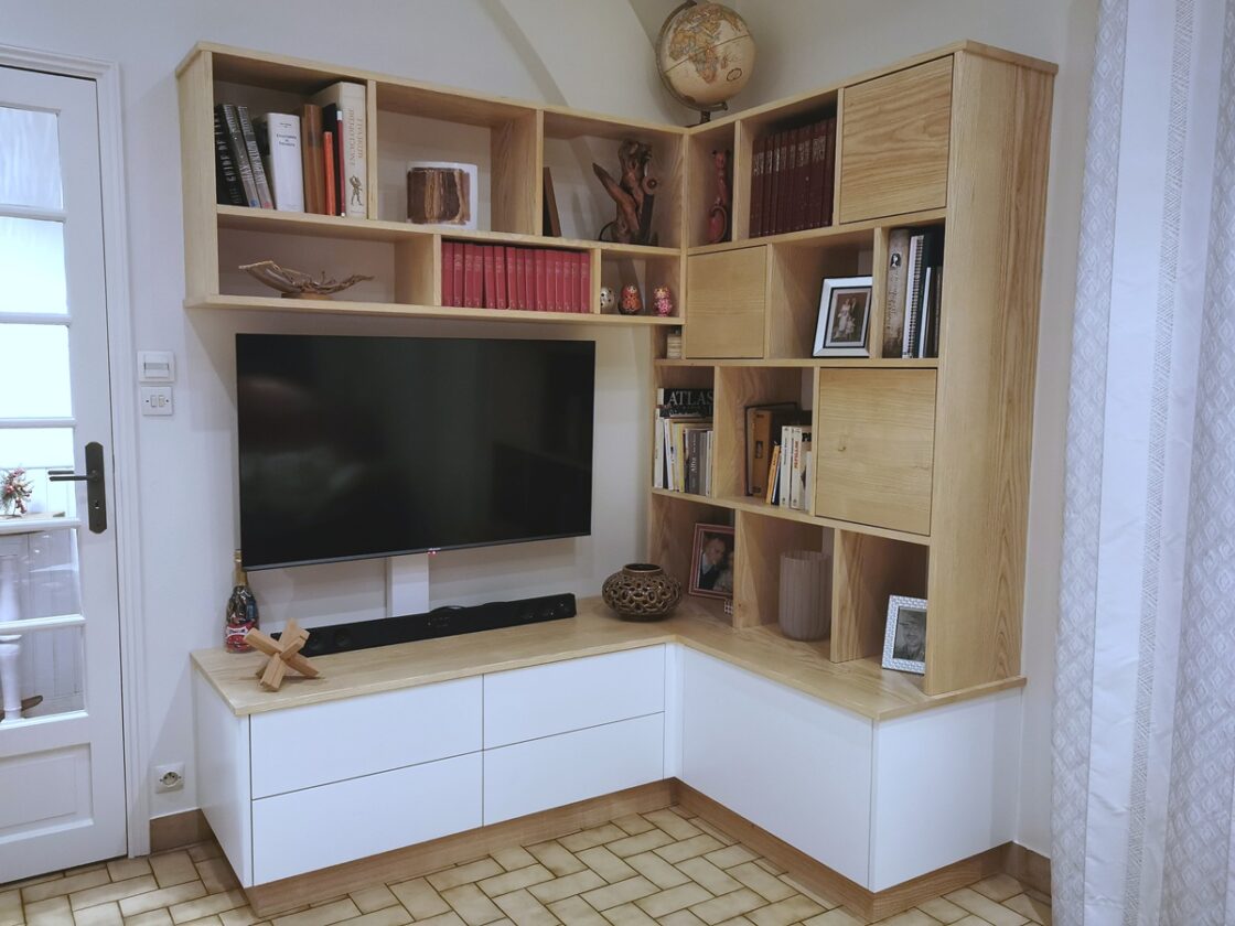 bibliotheque sur mesure en bois massif frene avec tiroir pousse lache et porte en bois, etagere pour rangement livre et bibelots