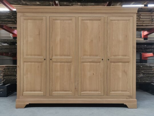 Armoire 4 portes en chene massif avec penderie et etageres reglables style louis philippe. Entièrement démontable