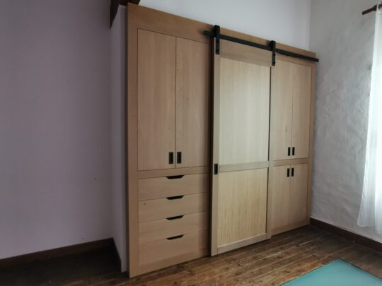 Dressing en chene avec facade massif et caisson melamine, tiroir sortie totale et penderie rabatabe et rangement etagere sur mesure
