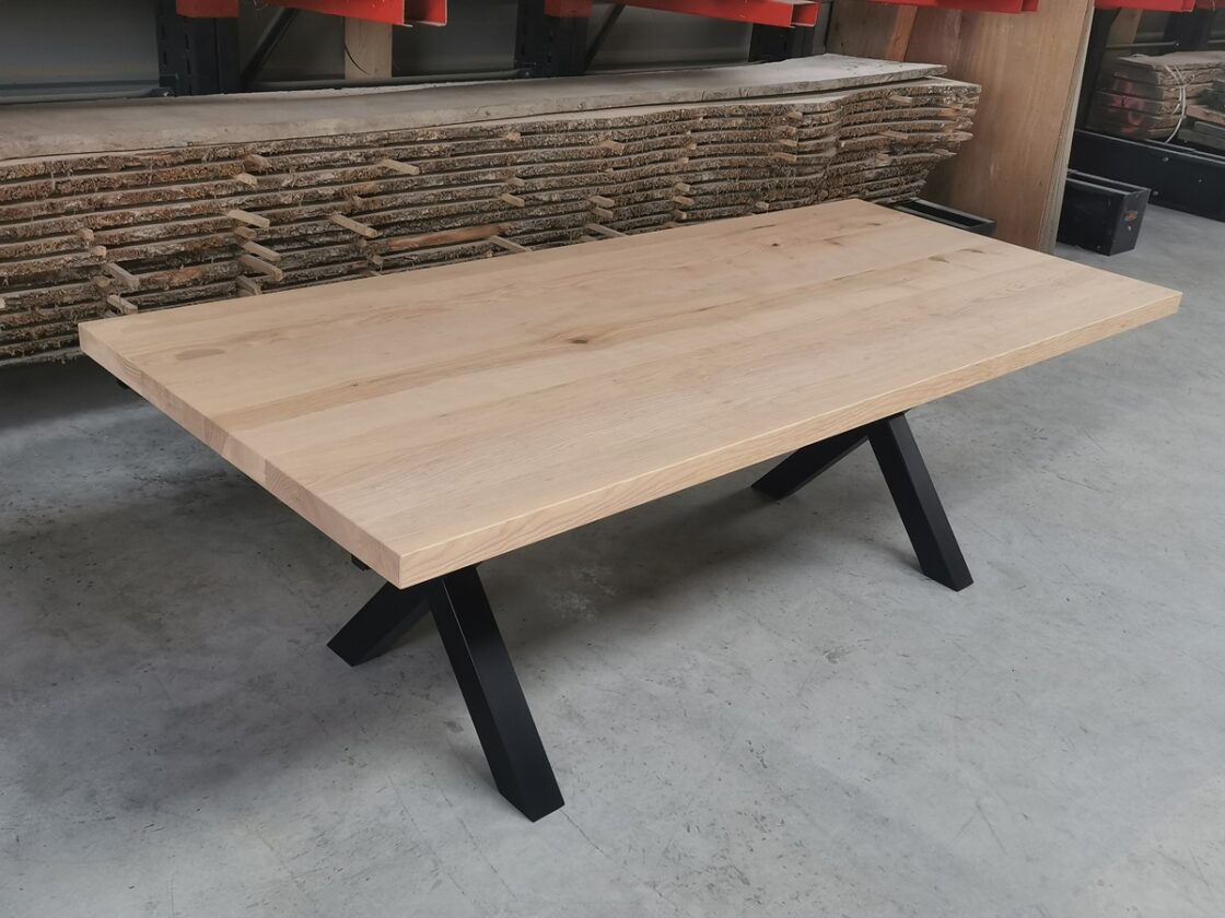 table a manger en frene massif vernis mat 14 personnes avec pietement en croix X et systeme de rallonges telescopiques