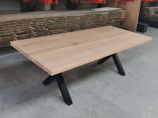 table a manger en frene massif vernis mat 14 personnes avec pietement en croix X et systeme de rallonges telescopiques