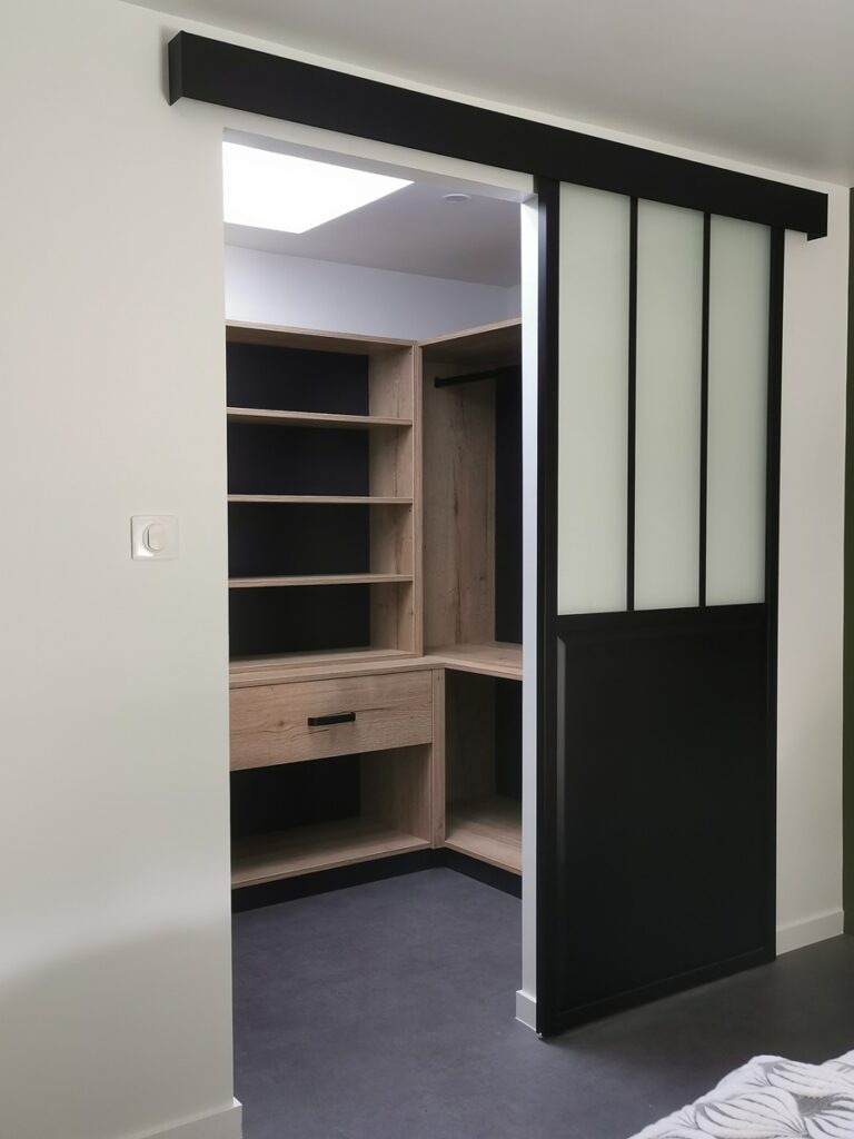 dressing sur mesure en mélaminé chene halifax et noir avec rangement tiroir et penderie. Un porte ceinture et pantalon on été installé
