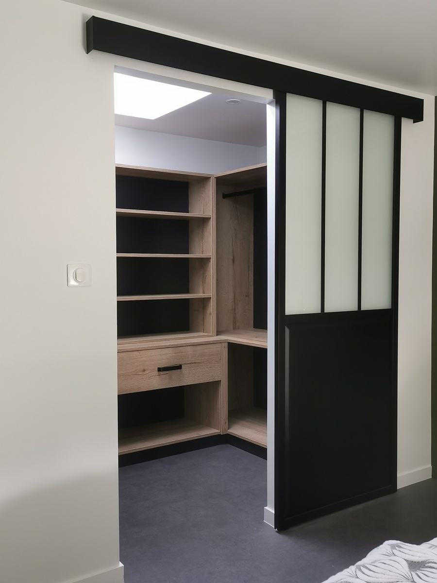 dressing sur mesure en mélaminé chene halifax et noir avec rangement tiroir et penderie. Un porte ceinture et pantalon on été installé