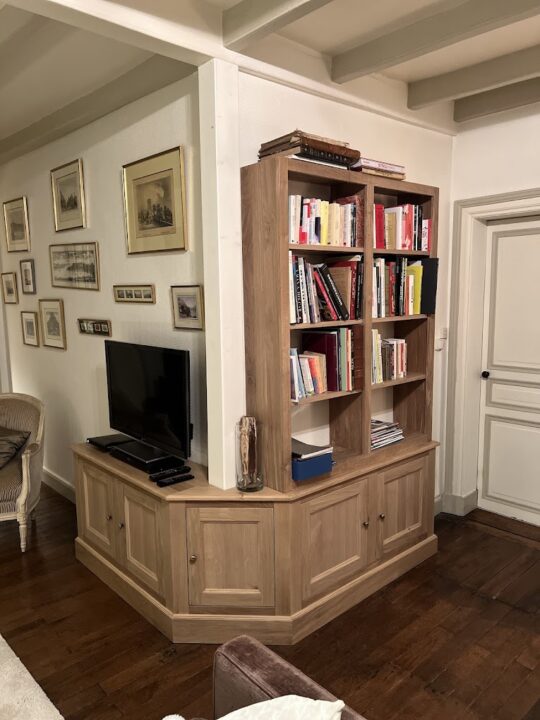 bibliothèque ouverte en chene avec meuble tv et portes mulurées