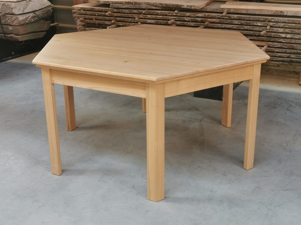 table à jeu hexagonale 6 joueurs en merisier massif sur mesure