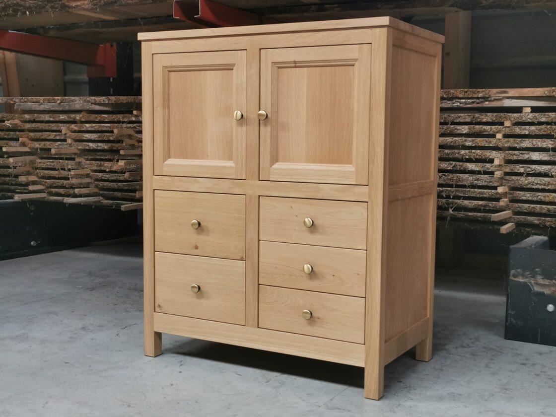 Petit meuble bibus en chene massif avec tiroirs et porte, meuble pour rangement