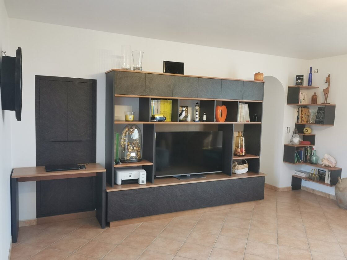 bibliotheque en merisier et panneaux mélaminé avec tiroirs et portes pousse lache et bureau niche + emplacement television