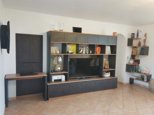 bibliotheque en merisier et panneaux mélaminé avec tiroirs et portes pousse lache et bureau niche + emplacement television