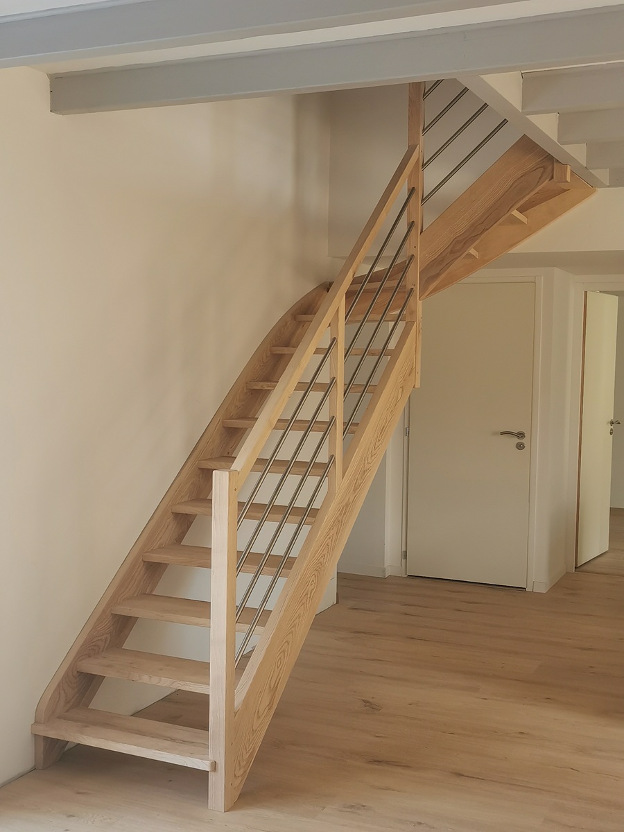 escalier 1/4 tournant contemporain en frene massif sans contremarche avec garde corps et barre inox moderne