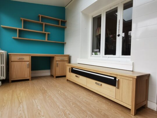 bureau bibliotheque en chene clair avec rangement tiroir et abattant, poignees design et etageres suspendues