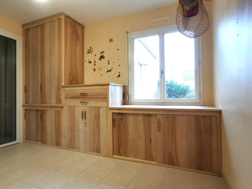 bureau bibliotheque en bois massif frene olivier avec veinages visibles sur les portes coulissantes et tiroirs. rangement penderie et fermeture à clef sur une porte