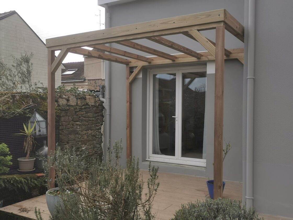 Tonnelle robuste en pin traité classe 4 avec assemblage tenon mortaise, fixée au mur et simplement posée sur la terrasse