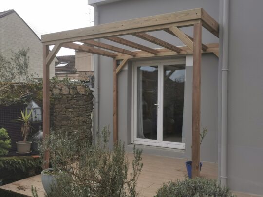 Tonnelle robuste en pin traité classe 4 avec assemblage tenon mortaise, fixée au mur et simplement posée sur la terrasse