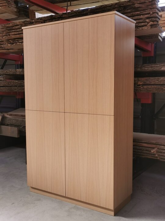 Armoire contemporaine sans poignée (ouverture pousse lache) en placage chêne véritable avec étagères réglables en hauteur. Vernis naturel mat