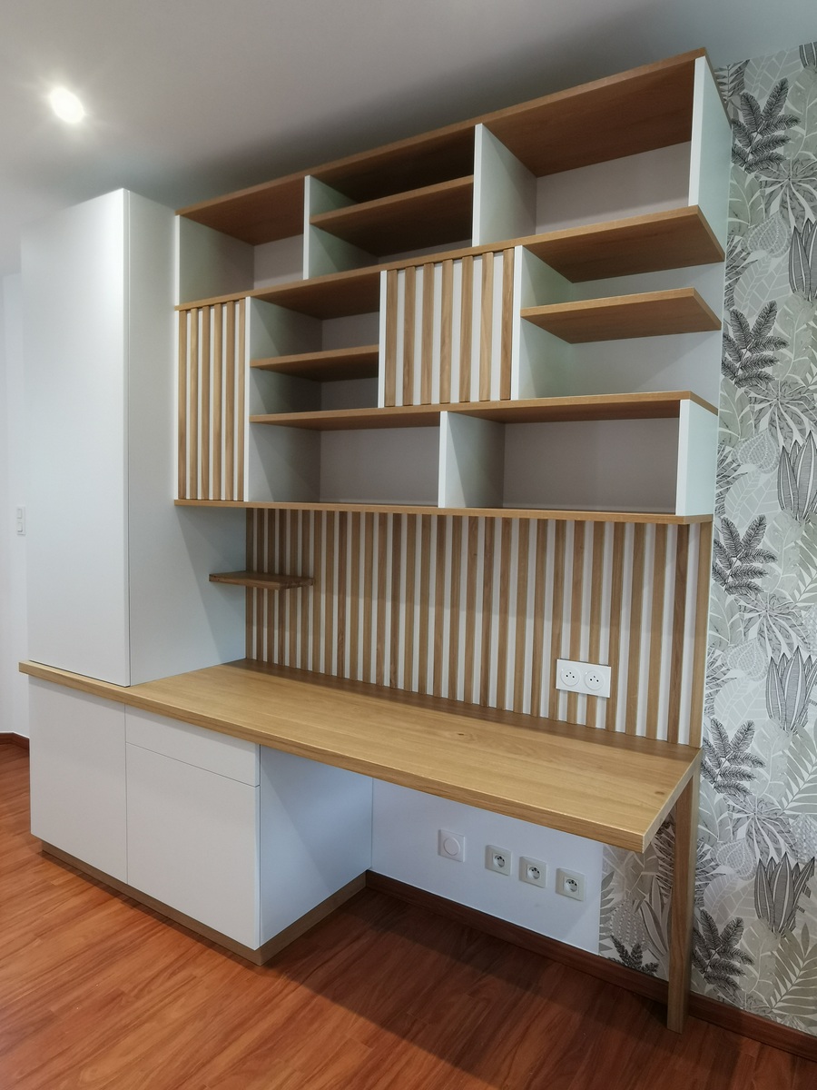 Bibliotheque en panneaux melamine blanc et chene massif avec espace bureau et porte effet claustra