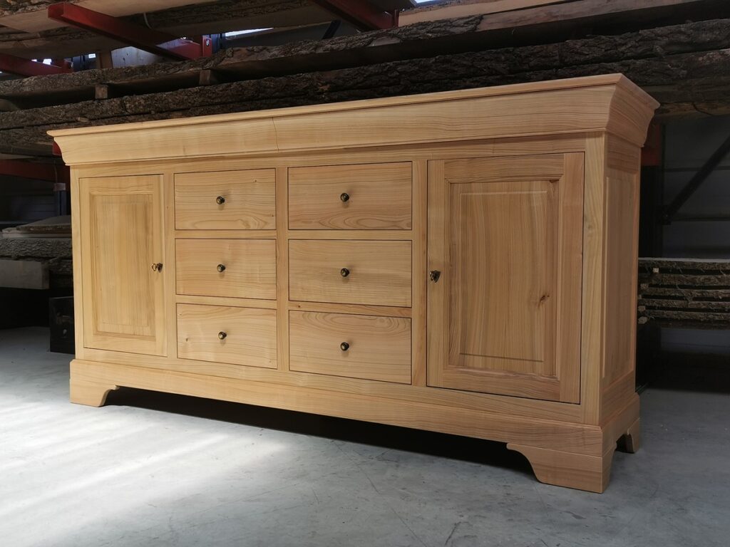 grand buffet en merisier de style louis Philippe en bois massif avec tiroir et porte moulure vernis incolore mat.